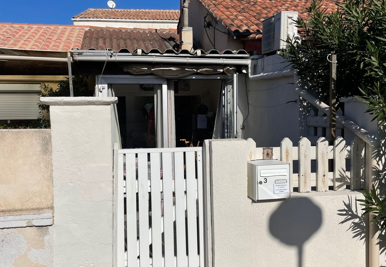 Studio in Martigues - The Cabanon Carro